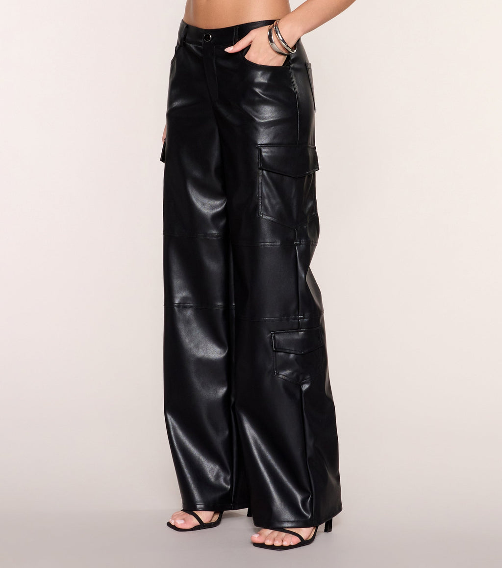 Utility Mode Faux Leather Low-Rise Cargo Pants