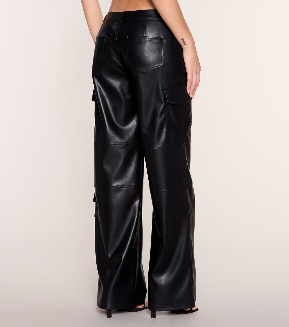 Utility Mode Faux Leather Low-Rise Cargo Pants