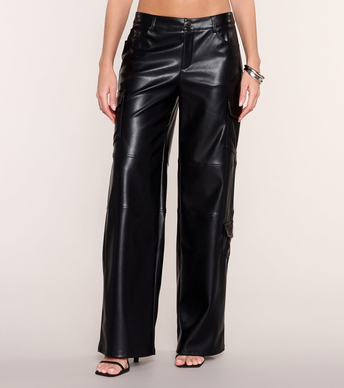 Utility Mode Faux Leather Low-Rise Cargo Pants